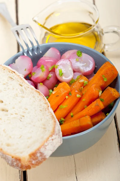 Gestoomde wortel plantaardige op een bowl — Stockfoto