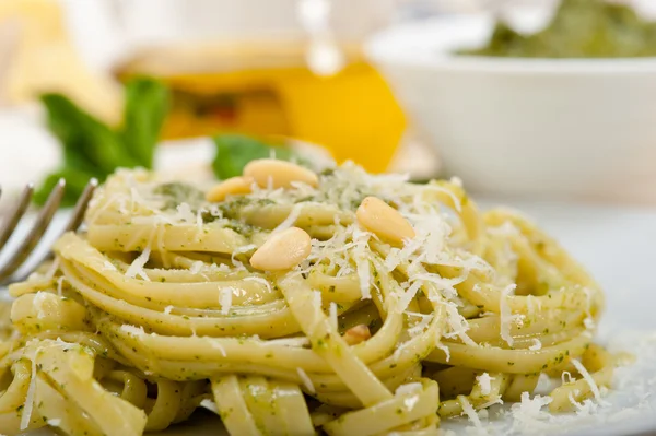 Ingredienti della pasta al pesto al basilico tradizionale italiano — Foto Stock