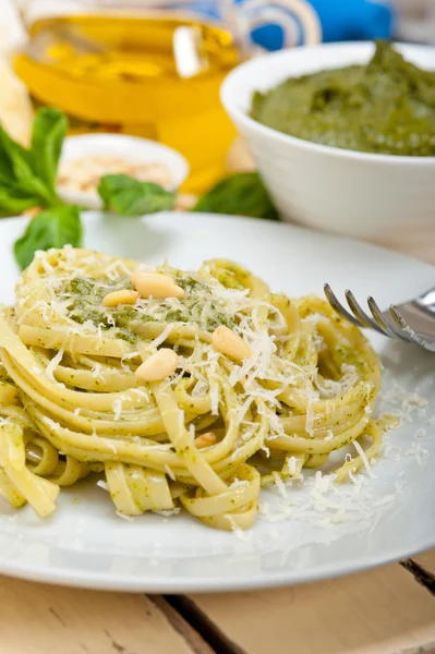 Italiaanse traditionele basilicum pesto pasta ingrediënten — Stockfoto