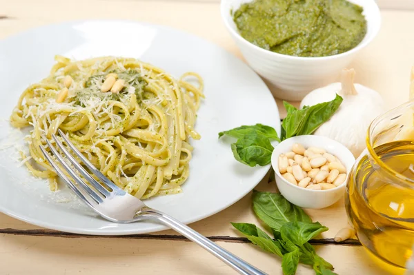 Traditionell italiensk basilika pesto pasta ingredienser — Stockfoto