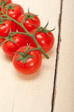 bir küme üzerinde taze kiraz domates