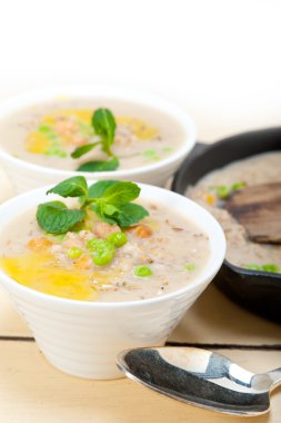 İçten Ortadoğu nohut ve arpa çorbası