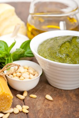 İtalyan geleneksel fesleğen pesto makarna malzemeler