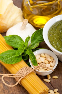 İtalyan geleneksel fesleğen pesto makarna malzemeler