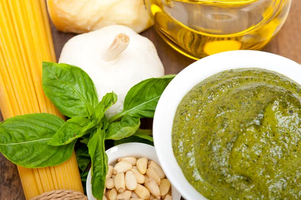 Pesto de manjericão tradicional italiano ingredientes de massas — Fotografia de Stock