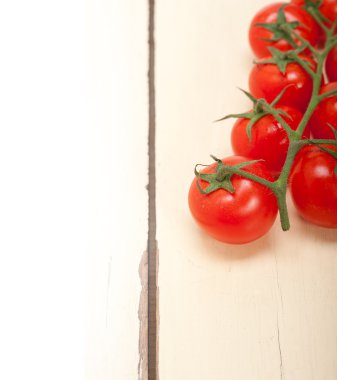 bir küme üzerinde taze kiraz domates