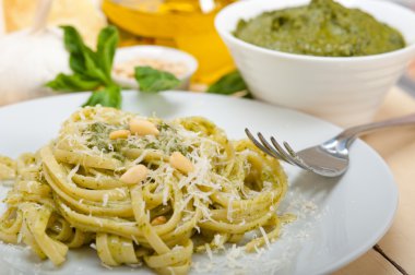 İtalyan geleneksel fesleğen pesto makarna malzemeler