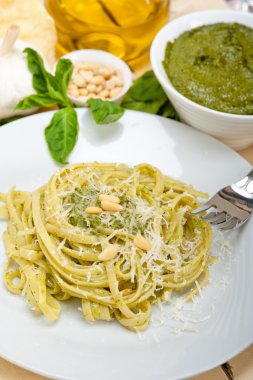 İtalyan geleneksel fesleğen pesto makarna malzemeler