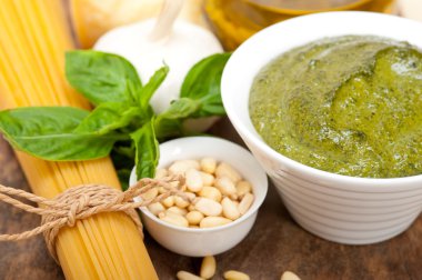 İtalyan geleneksel fesleğen pesto makarna malzemeler