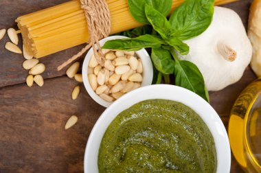 İtalyan geleneksel fesleğen pesto makarna malzemeler