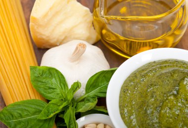 İtalyan geleneksel fesleğen pesto makarna malzemeler