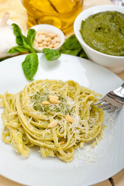 Ingredienti della pasta al pesto al basilico tradizionale italiano — Foto Stock