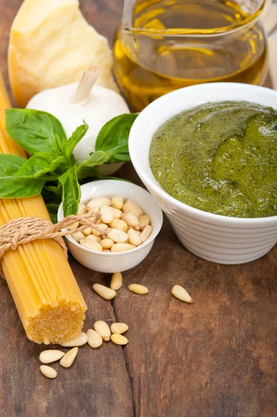 Pesto de manjericão tradicional italiano ingredientes de massas — Fotografia de Stock