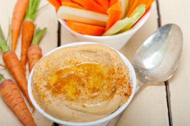 taze humus dip çiğ havuç ve kereviz ile 