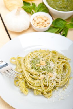 İtalyan geleneksel fesleğen pesto makarna malzemeler