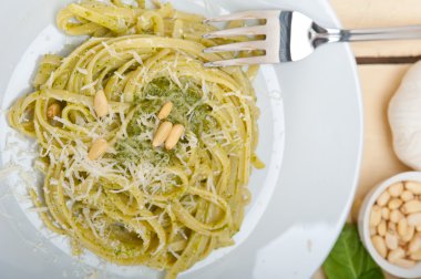 İtalyan geleneksel fesleğen pesto makarna malzemeler