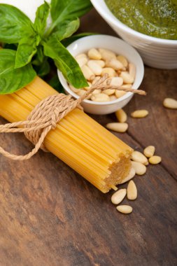 İtalyan geleneksel fesleğen pesto makarna malzemeler