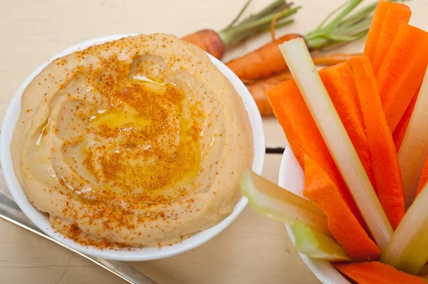 Frischer Hummus-Dip mit roher Karotte und Sellerie — Stockfoto