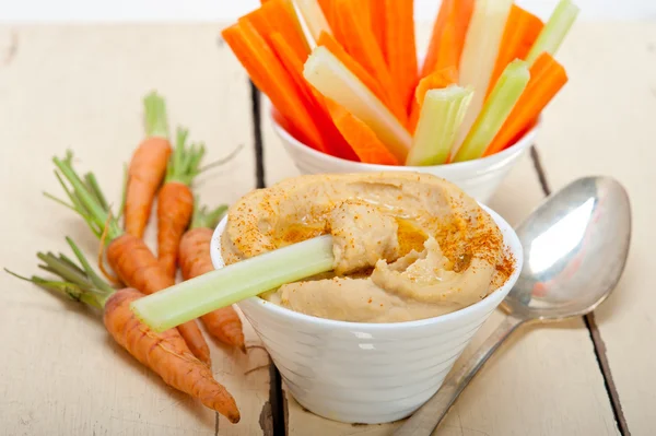 Trempette de houmous frais avec carotte crue et céleri — Photo