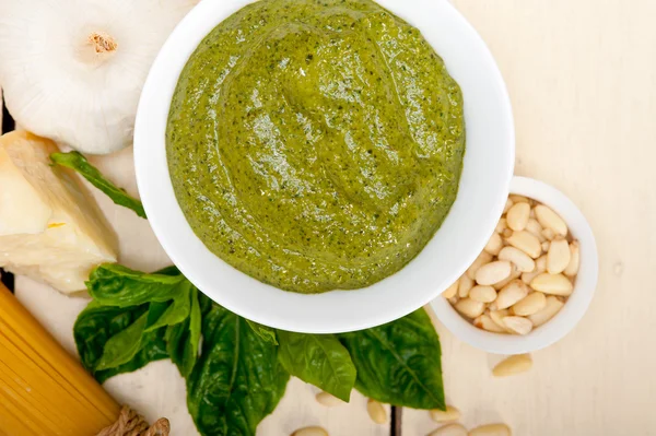 Pesto de manjericão tradicional italiano ingredientes de massas — Fotografia de Stock