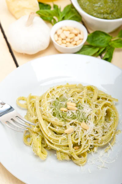 Tradiční italské bazalkové pesto těstoviny ingredience — Stock fotografie