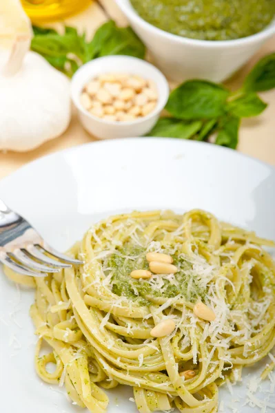 Italiaanse traditionele basilicum pesto pasta ingrediënten — Stockfoto