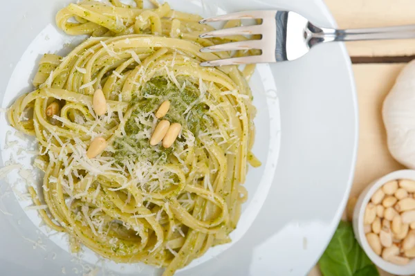 Ingredienti della pasta al pesto al basilico tradizionale italiano — Foto Stock