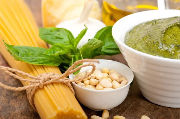 Pesto de manjericão tradicional italiano ingredientes de massas — Fotografia de Stock