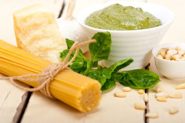 İtalyan geleneksel fesleğen pesto makarna malzemeler