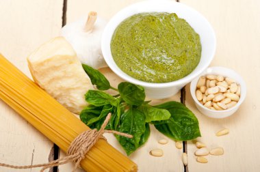 İtalyan geleneksel fesleğen pesto makarna malzemeler