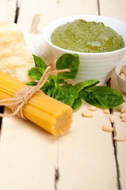 İtalyan geleneksel fesleğen pesto makarna malzemeler