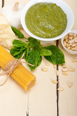 İtalyan geleneksel fesleğen pesto makarna malzemeler