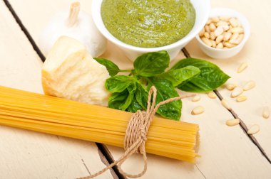 İtalyan geleneksel fesleğen pesto makarna malzemeler