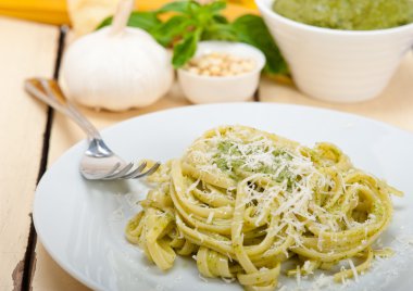 İtalyan geleneksel fesleğen pesto makarna malzemeler