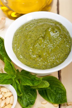 İtalyan fesleğen pesto sosu malzemeler
