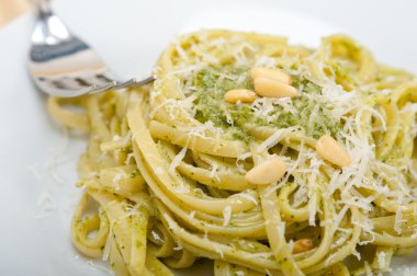 İtalyan geleneksel fesleğen pesto makarna malzemeler