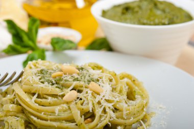 İtalyan geleneksel fesleğen pesto makarna malzemeler