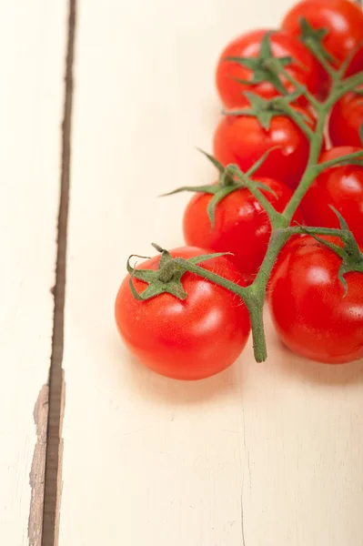 Fresh cherry tomatoes on a cluster — Stock Photo, Image