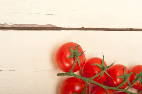 Verse cherry tomaten op een cluster — Stockfoto