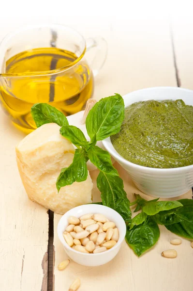 Sauce au pesto au basilic italien ingrédients — Photo