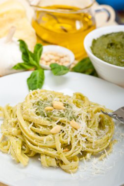İtalyan geleneksel fesleğen pesto makarna malzemeler