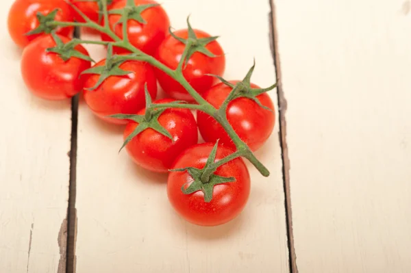 Fresh cherry tomatoes on a cluster — Stock Photo, Image