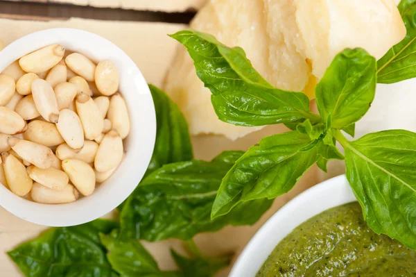 Italiaanse basilicum pesto saus ingrediënten — Stockfoto