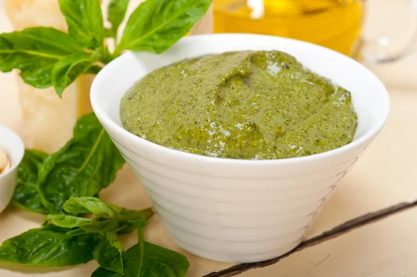 Manjericão italiano pesto ingredientes molho — Fotografia de Stock