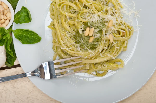 Italiaanse traditionele basilicum pesto pasta ingrediënten — Stockfoto