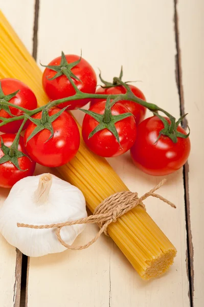 Italienska grundläggande pasta ingredienser — Stockfoto