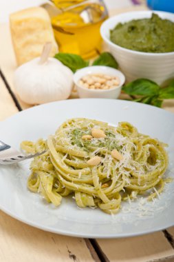 İtalyan geleneksel fesleğen pesto makarna malzemeler