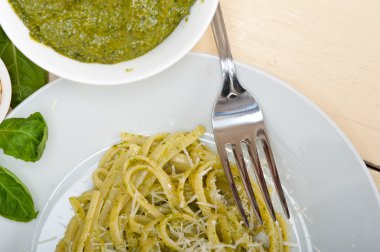 İtalyan geleneksel fesleğen pesto makarna malzemeler