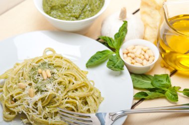 İtalyan geleneksel fesleğen pesto makarna malzemeler