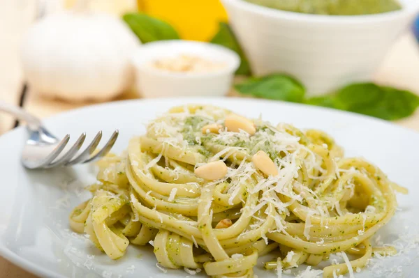 Pesto de manjericão tradicional italiano ingredientes de massas — Fotografia de Stock